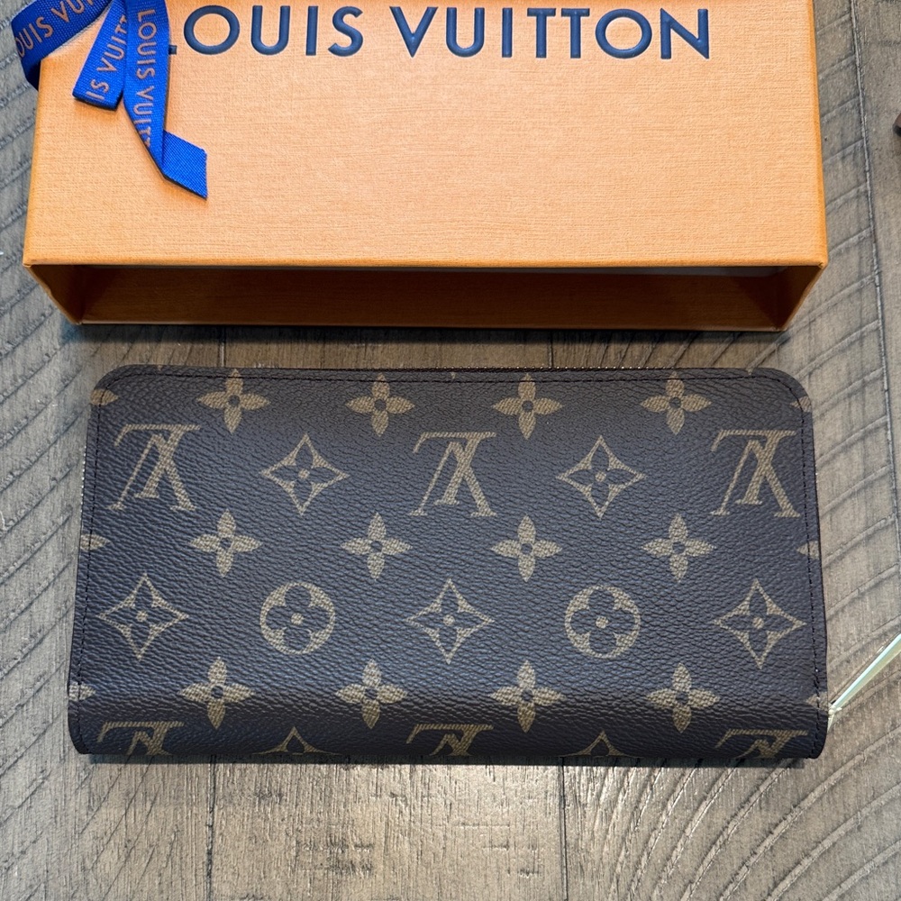 Authentic- BNWT Louis Vuitton Zippy Wallet - Picture 7 of 9